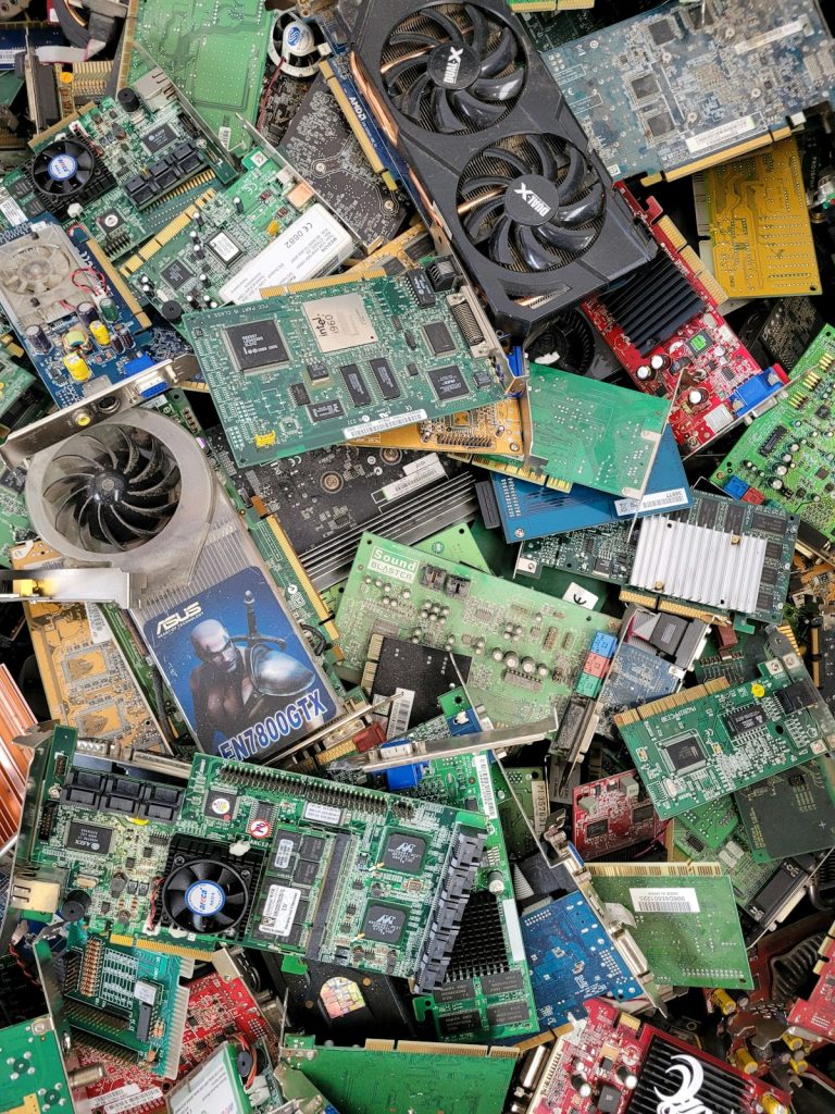 Componentes electrónicos de RAEE para reciclaje